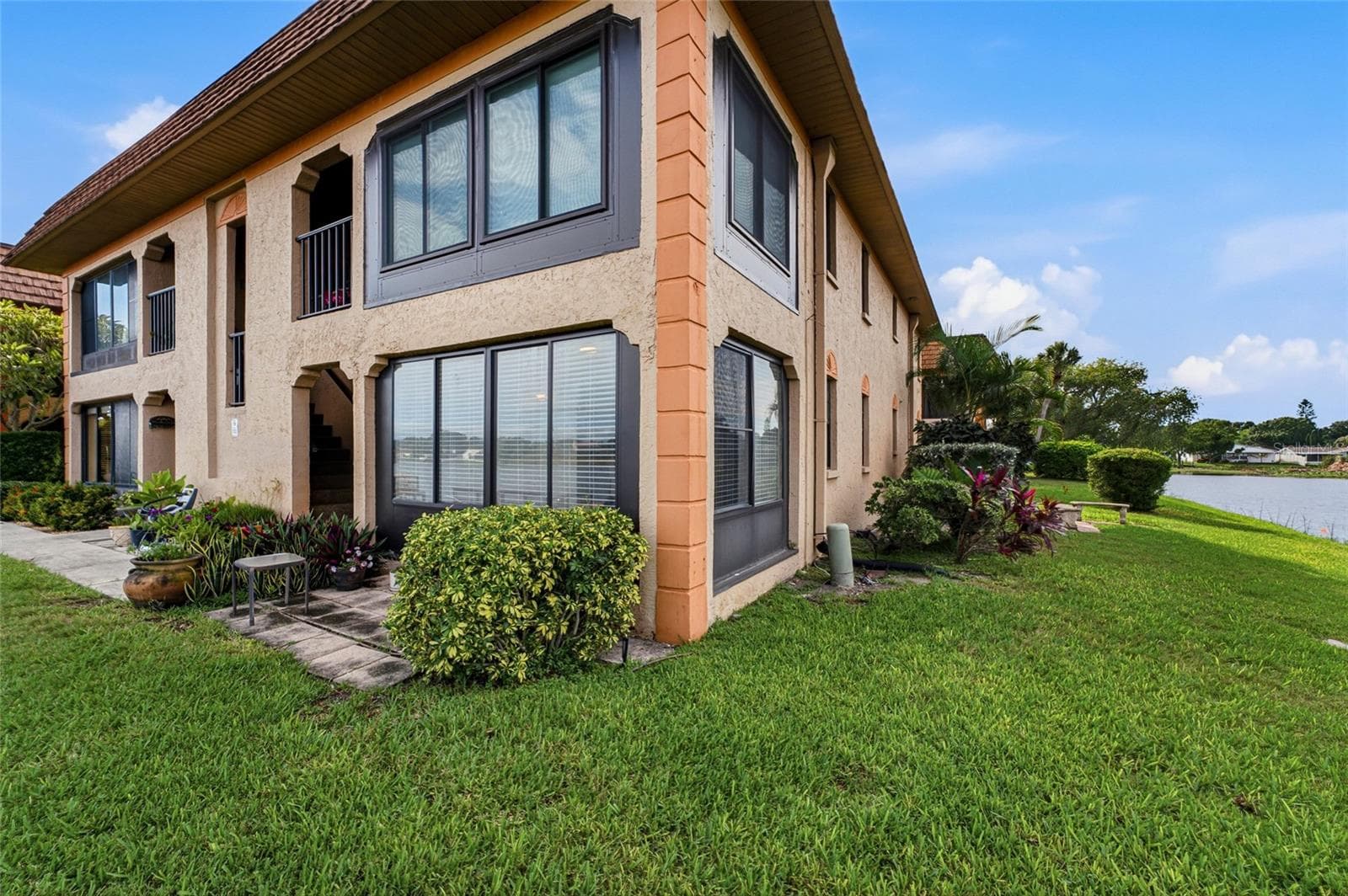Condominium at 10142 SEMINOLE ISLAND DR, LARGO, photo 4 of 50
