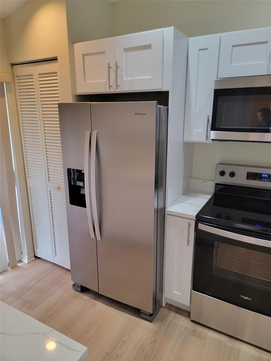 New stainless steel appliances and new floor - 5204 MYRTLE WOOD #2, SARASOTA
