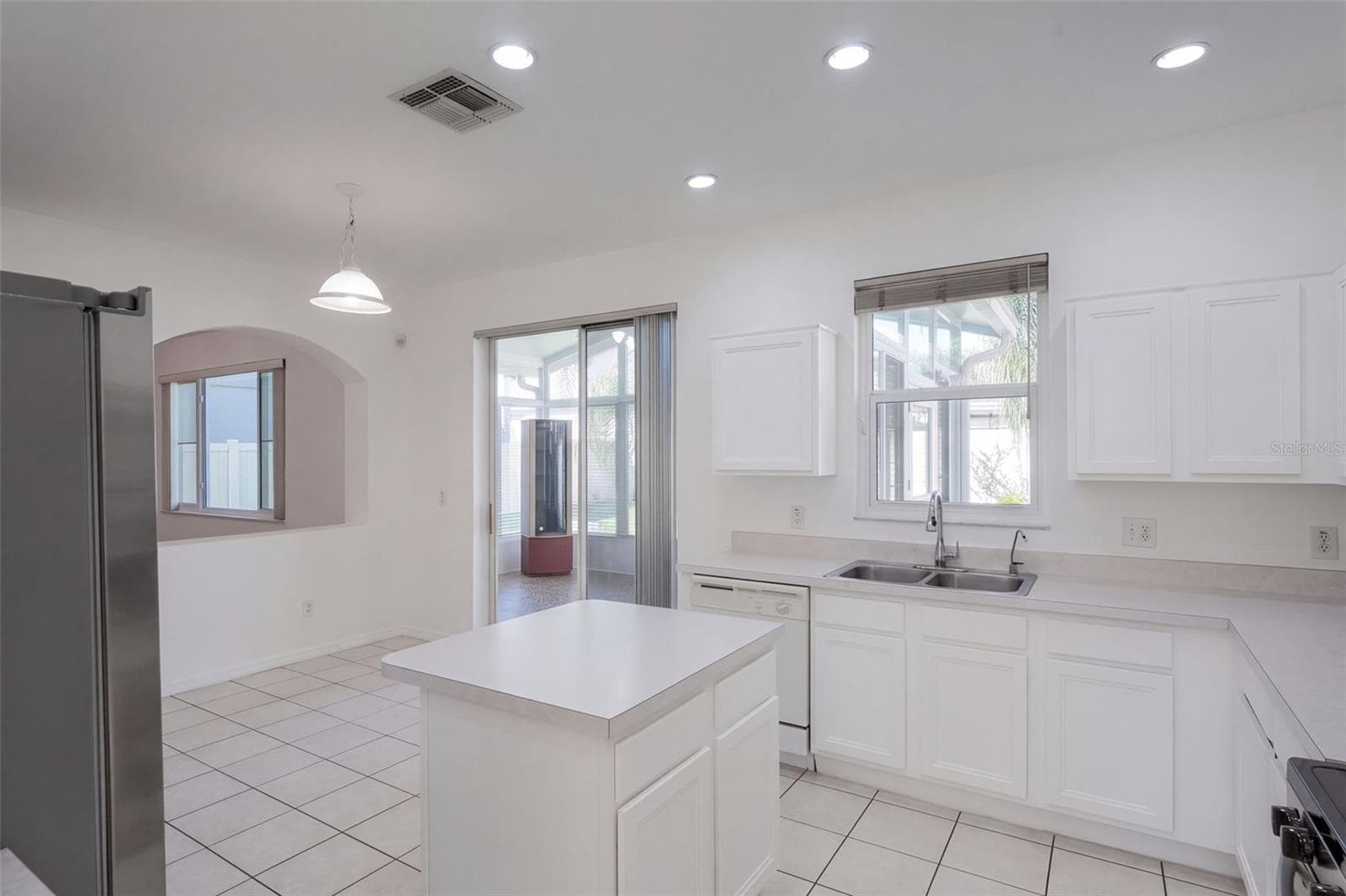 Kitchen view, looking toward lanai - 4610 RIVERTON DR, ORLANDO