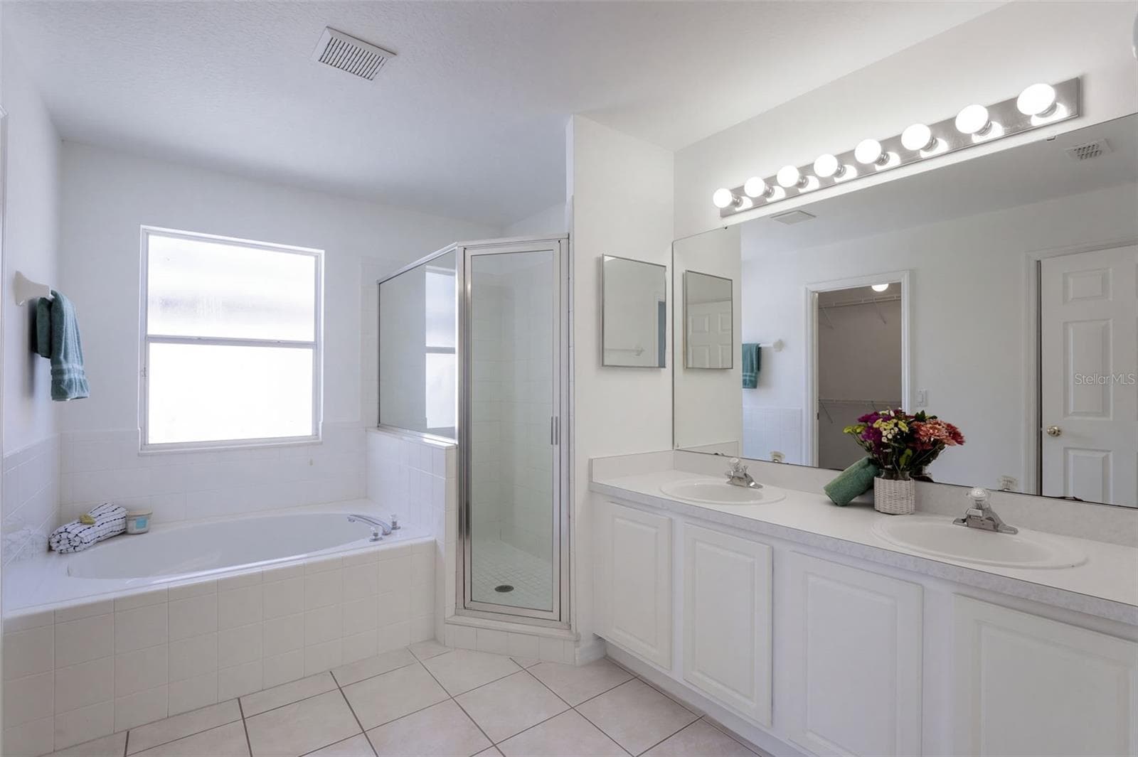 En suite bath with tub and separate shower, dual sinks - 4610 RIVERTON DR, ORLANDO