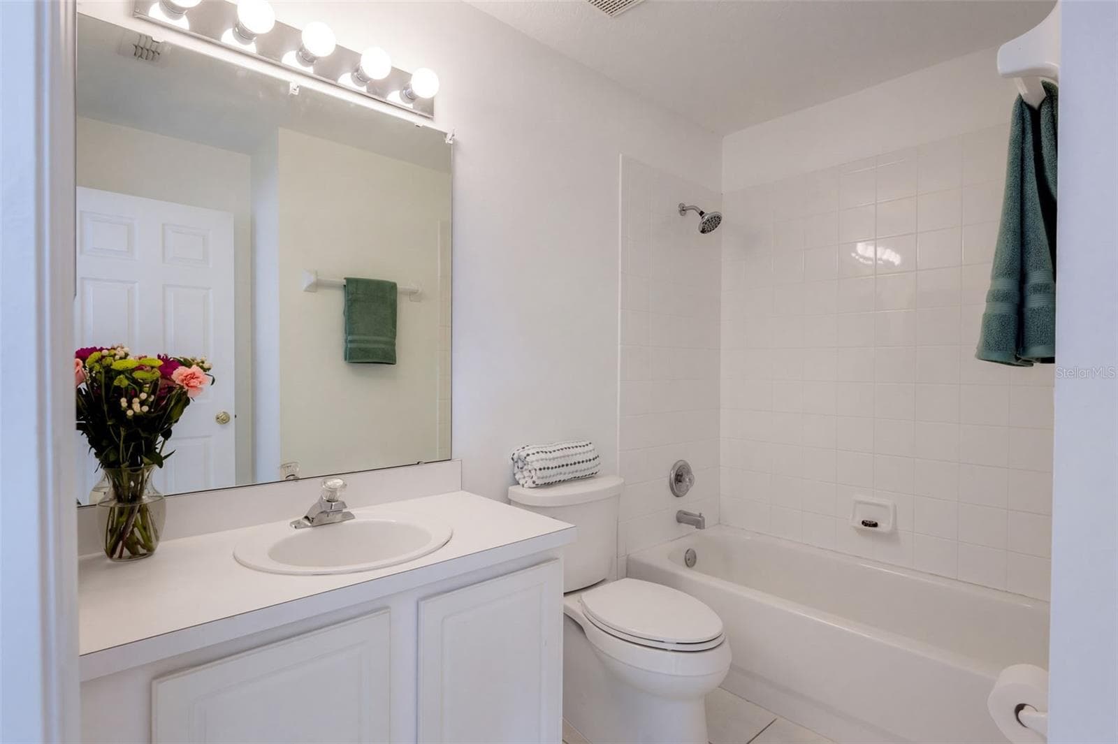 Upstairs hall bath - 4610 RIVERTON DR, ORLANDO