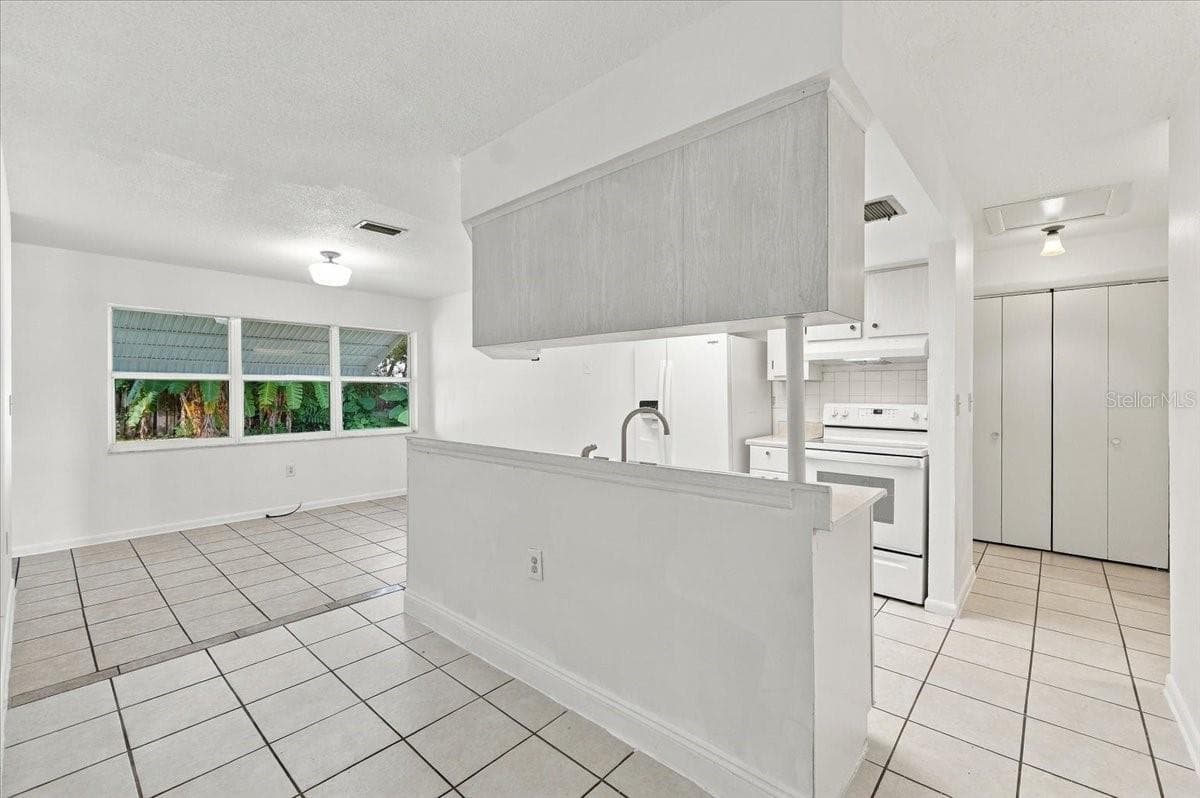 Single Family Residence at 422 DUCHESS DR, LAKELAND, photo 6 of 39