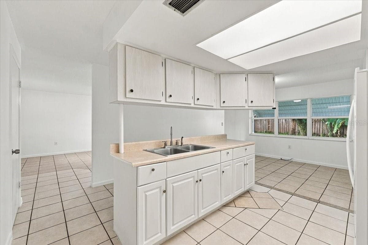 Single Family Residence at 422 DUCHESS DR, LAKELAND, photo 7 of 39