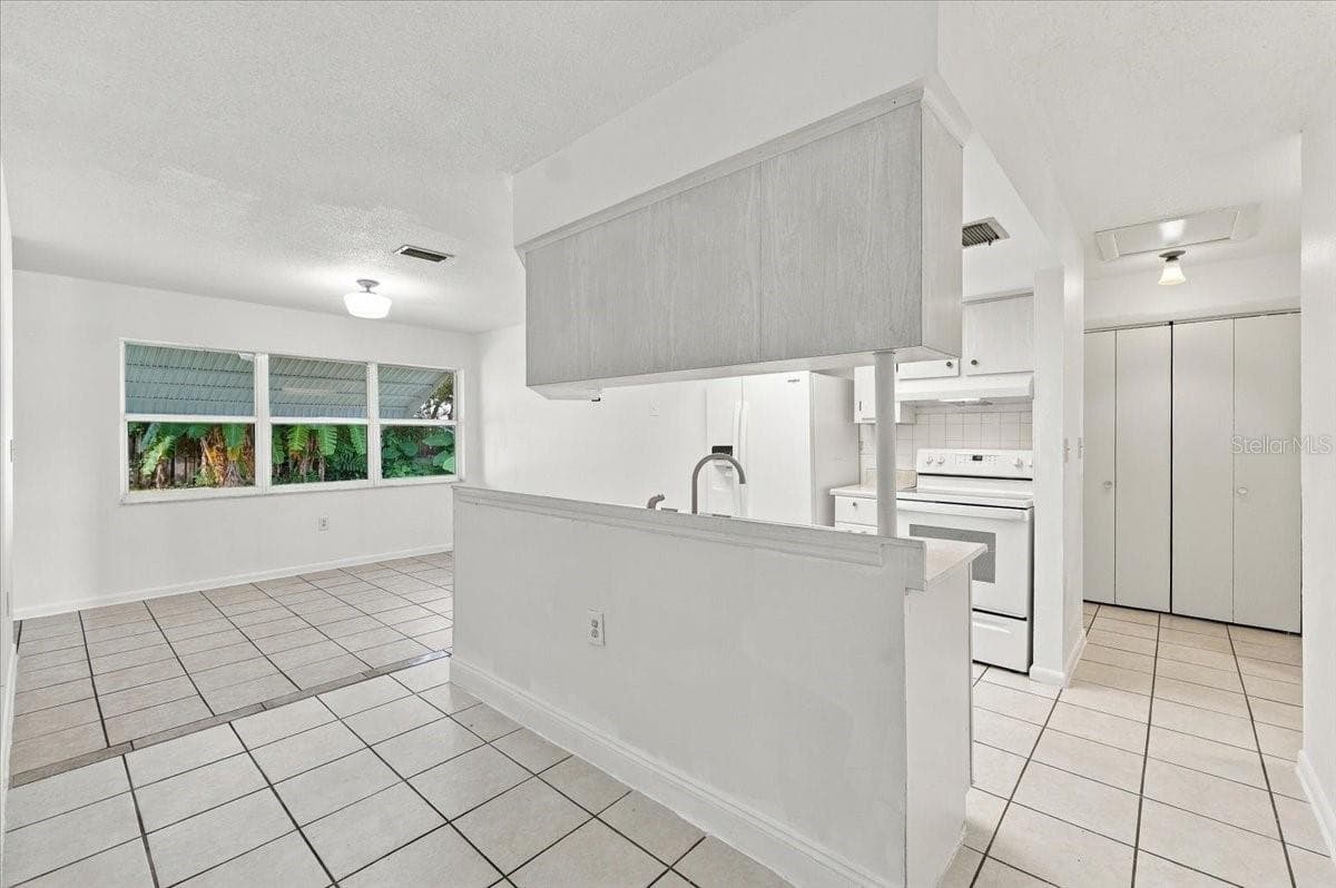 Single Family Residence at 422 DUCHESS DR, LAKELAND, photo 9 of 39