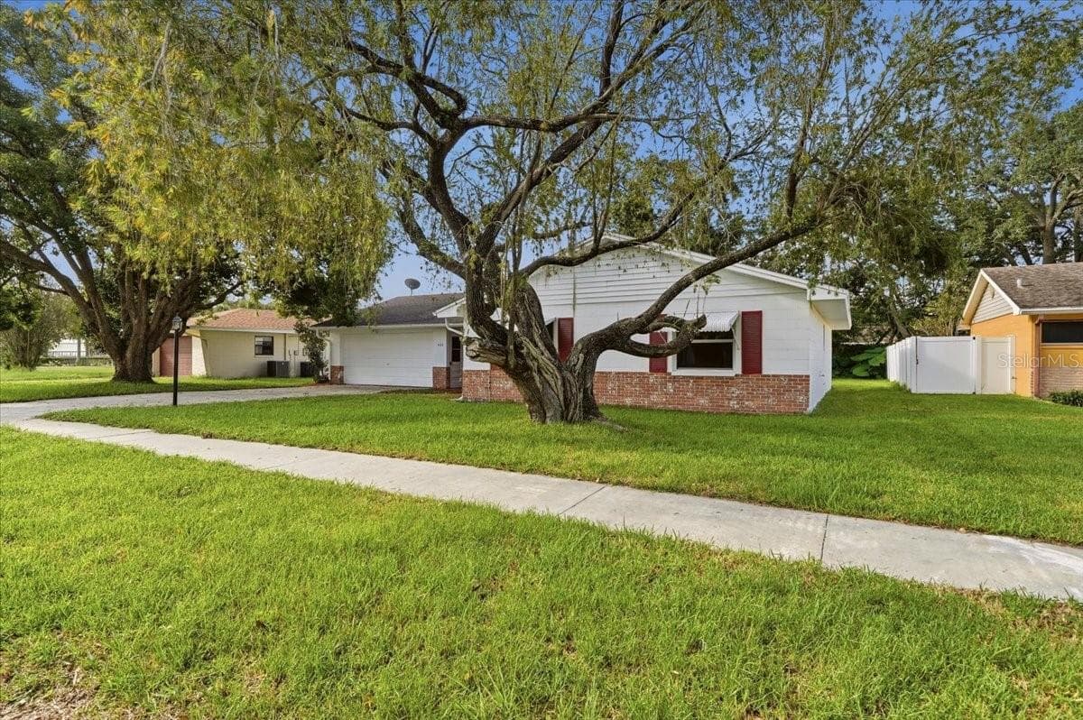 Single Family Residence at 422 DUCHESS DR, LAKELAND, photo 28 of 39