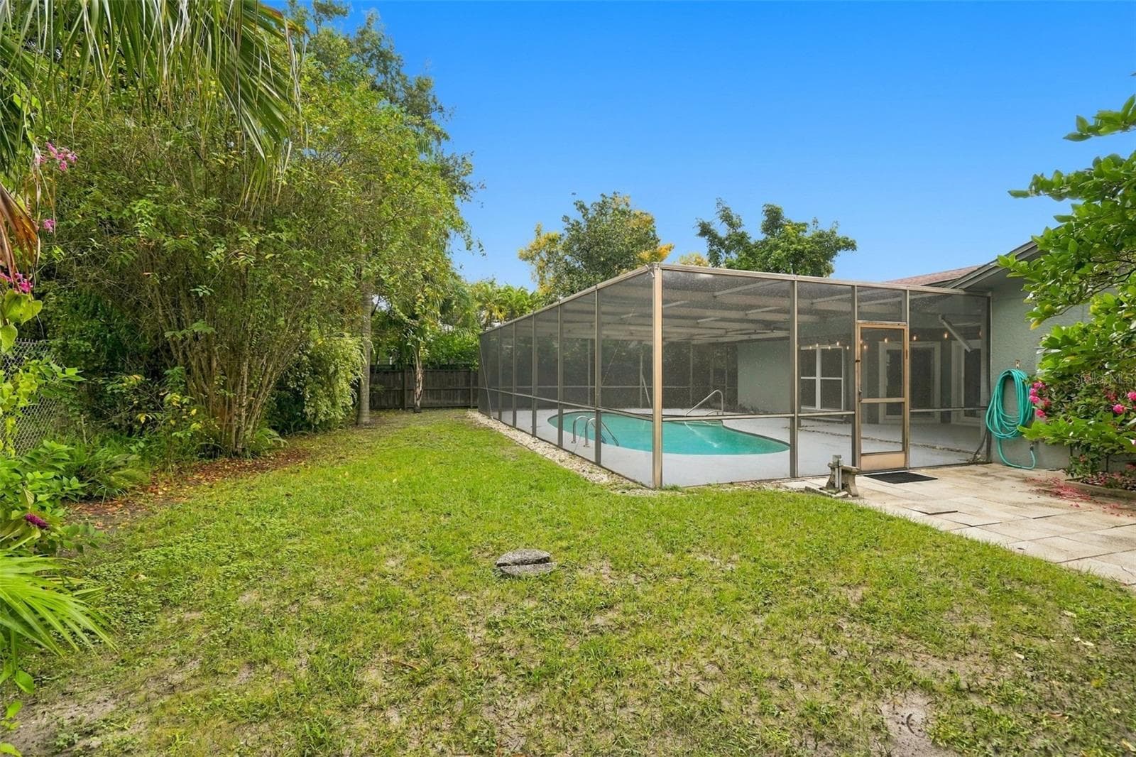 This residence backs onto Curlew Pond Nature Preserve with a large lot with plenty of privacy! - 1297 PEACH TREE DR, DUNEDIN