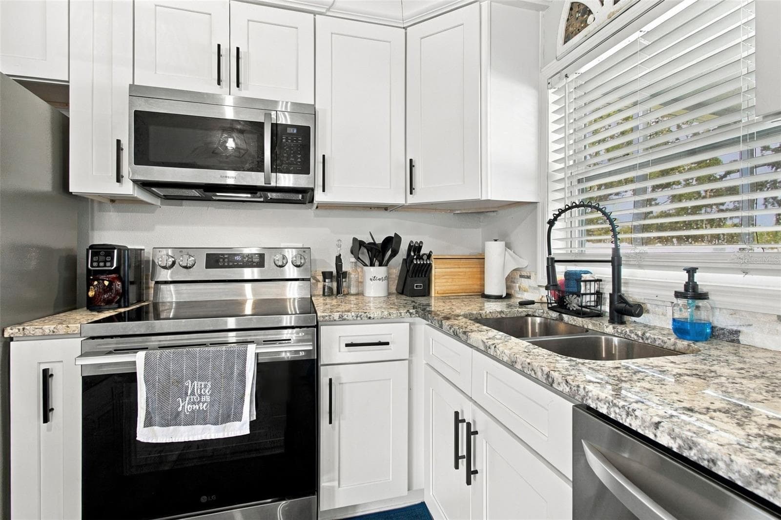 Single Family Residence at 335 COUNTRY CLUB DR, OLDSMAR, photo 4 of 52