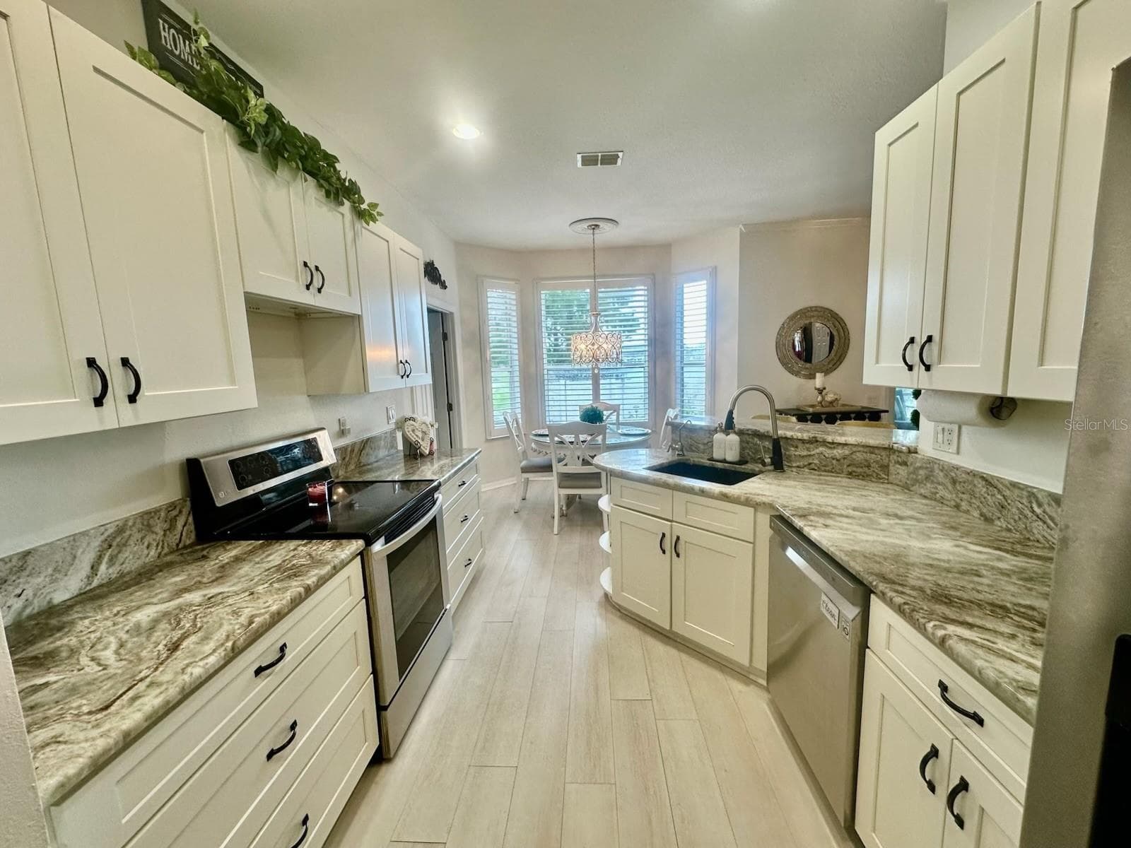 Kitchen - CARILLON LAKES, LAKELAND
