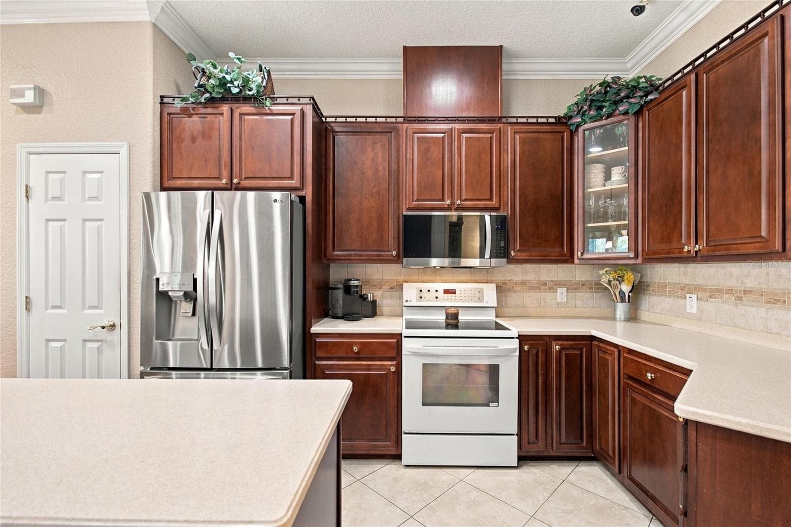 Side view of kitchen. - 4108 N FORBES RD, PLANT CITY