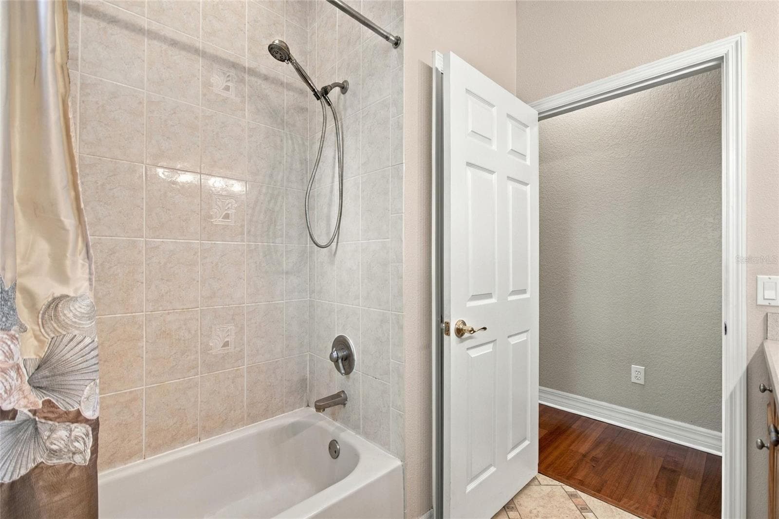 Guest bathroom. - 4108 N FORBES RD, PLANT CITY