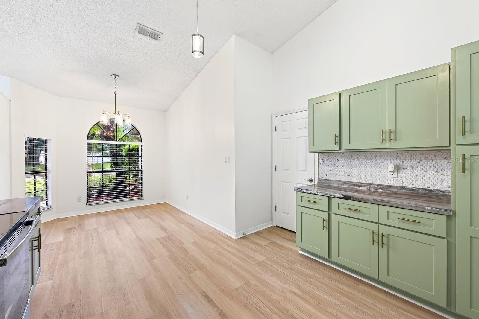 A sunny Breakfast Nook with its own ARCHED LUNETTE WINDOW provides a lovely spot for morning coffee. - 1003 N MAGEE CREEK CT, OVIEDO