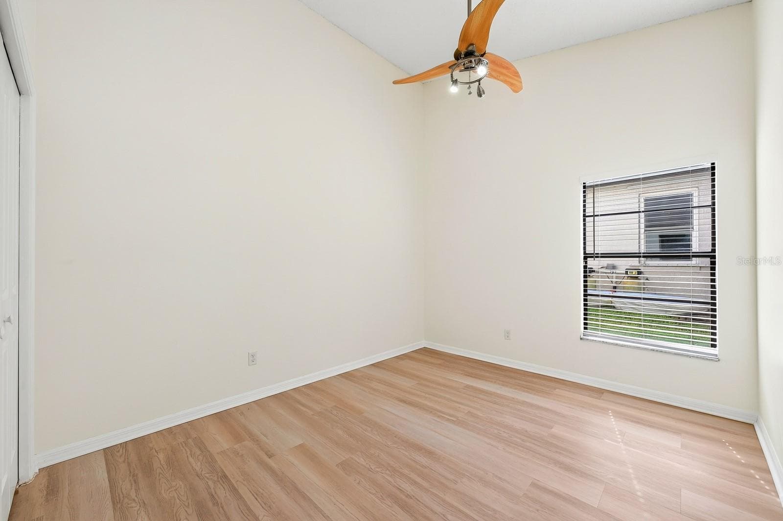 The thoughtfully designed SPLIT-BEDROOM FLOOR PLAN offers privacy for everyone. Bedroom 3 - 1003 N MAGEE CREEK CT, OVIEDO