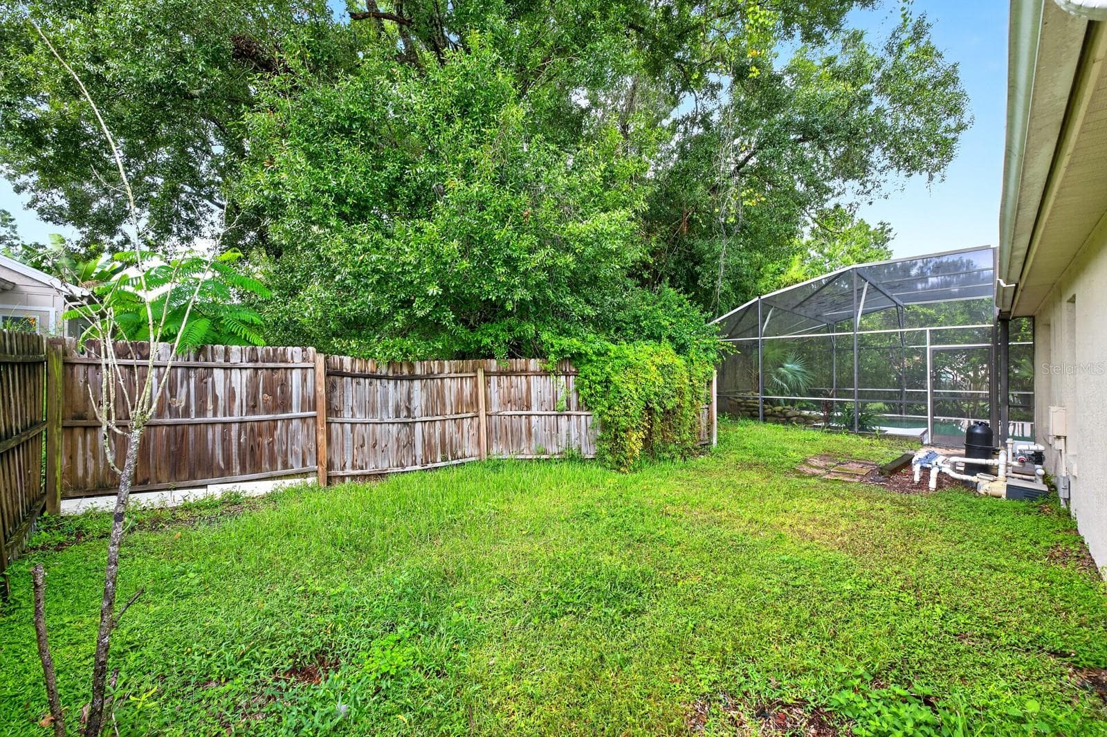 The backyard has plenty of room for gatherings and weekend barbecues. - 1003 N MAGEE CREEK CT, OVIEDO