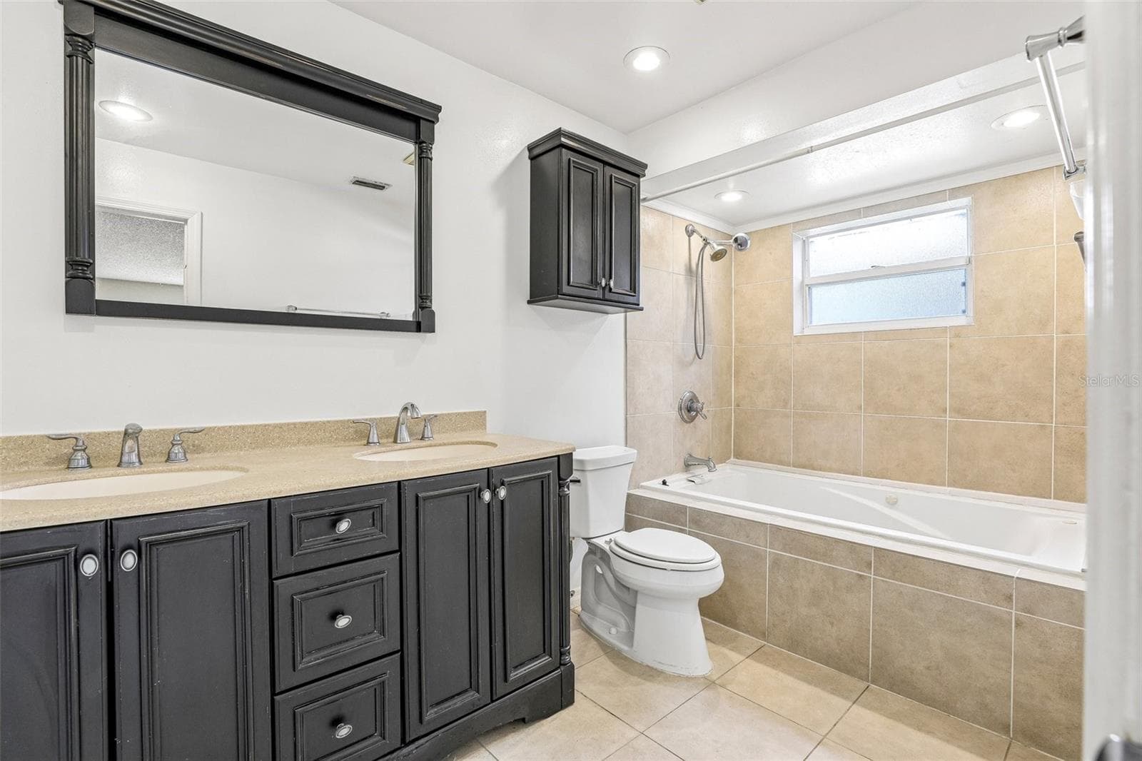 Primary en-suite bath features a soaking jacuzzi tub. - 3423 ALISSA CT, ORLANDO