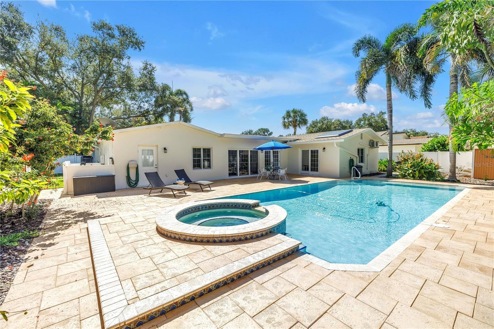 Spectacular, large, deep salt-chlorinated pool and spa area. Perfect for entertaining and party-ready! - 146 GIRALDA BLVD NE, ST PETERSBURG