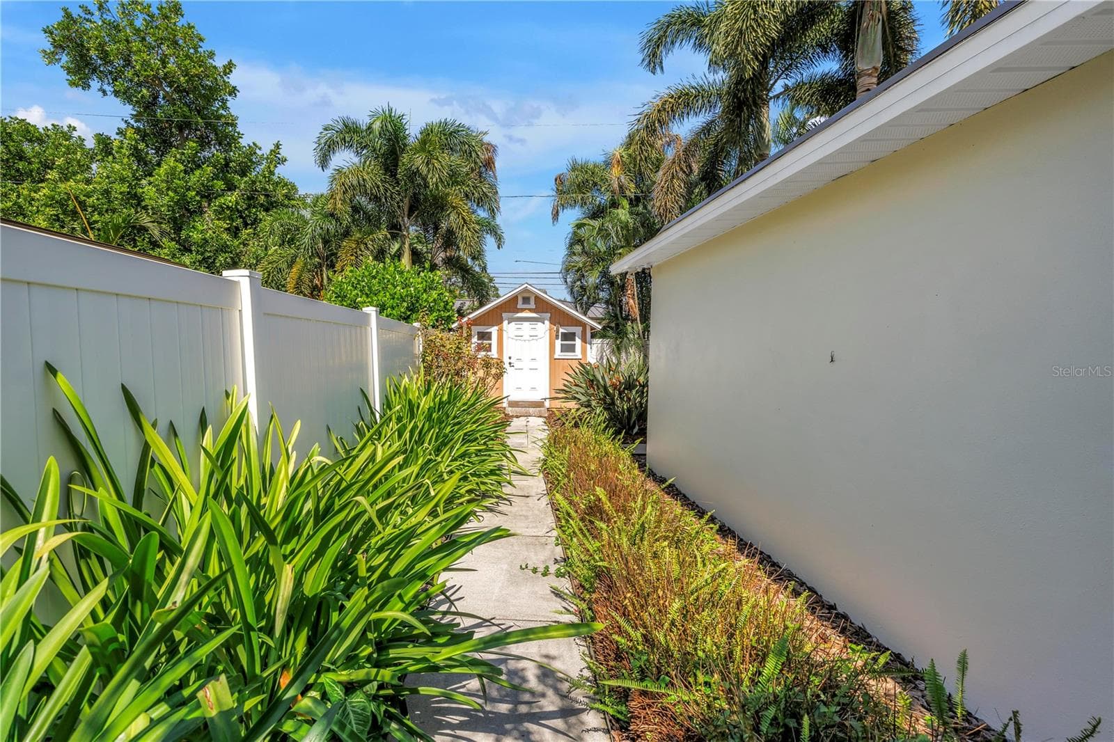 Beautiful path to the Gardeners Shed. - 146 GIRALDA BLVD NE, ST PETERSBURG
