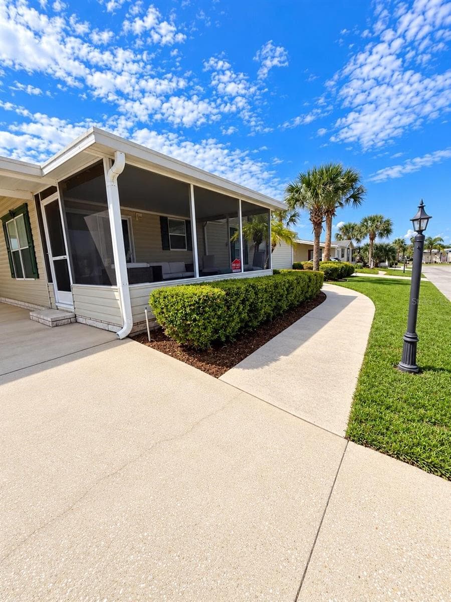 Manufactured Home at 715 SKYVIEW, DAVENPORT, photo 4 of 51