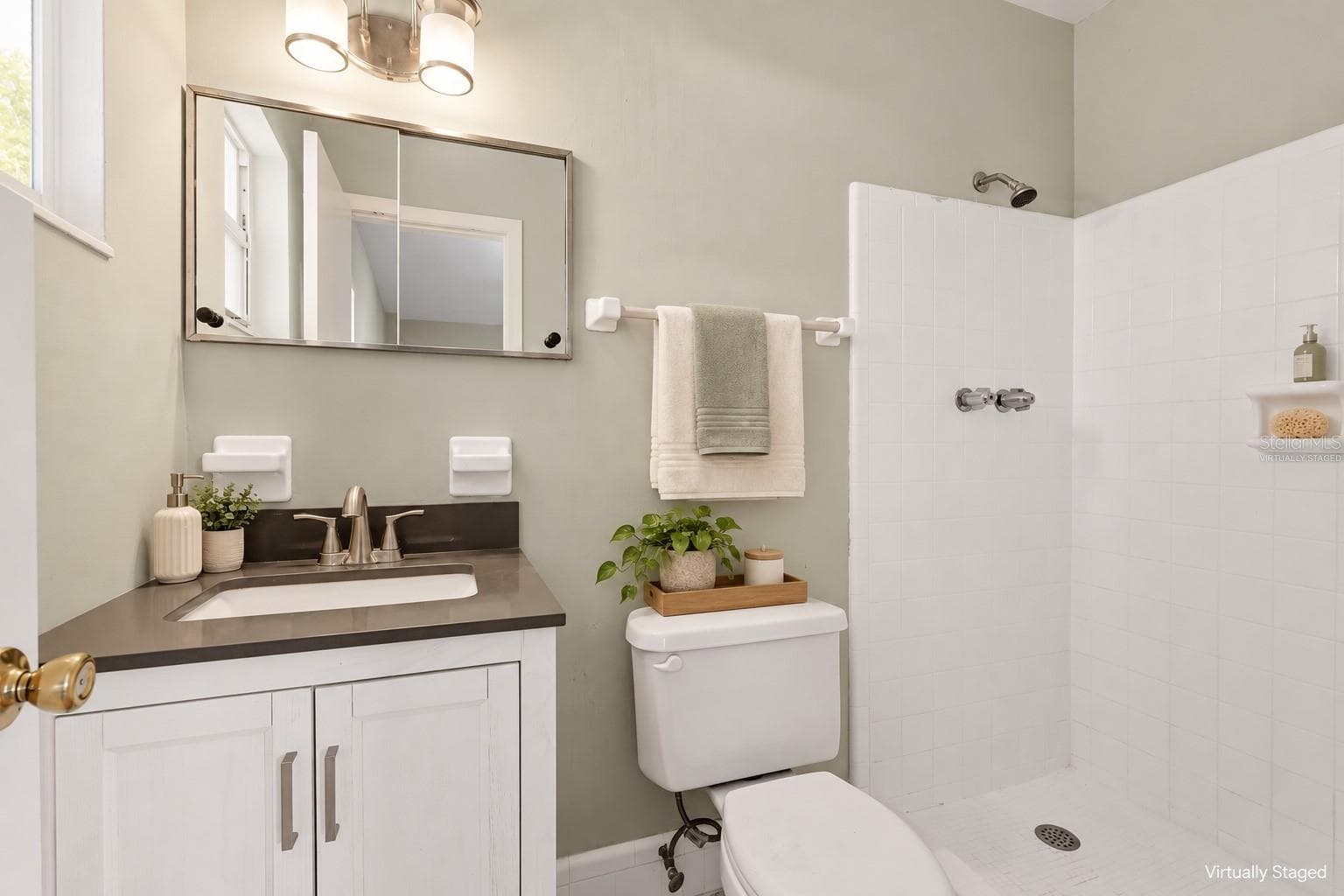 Virtually Staged - 2815 BAY DR, BRADENTON