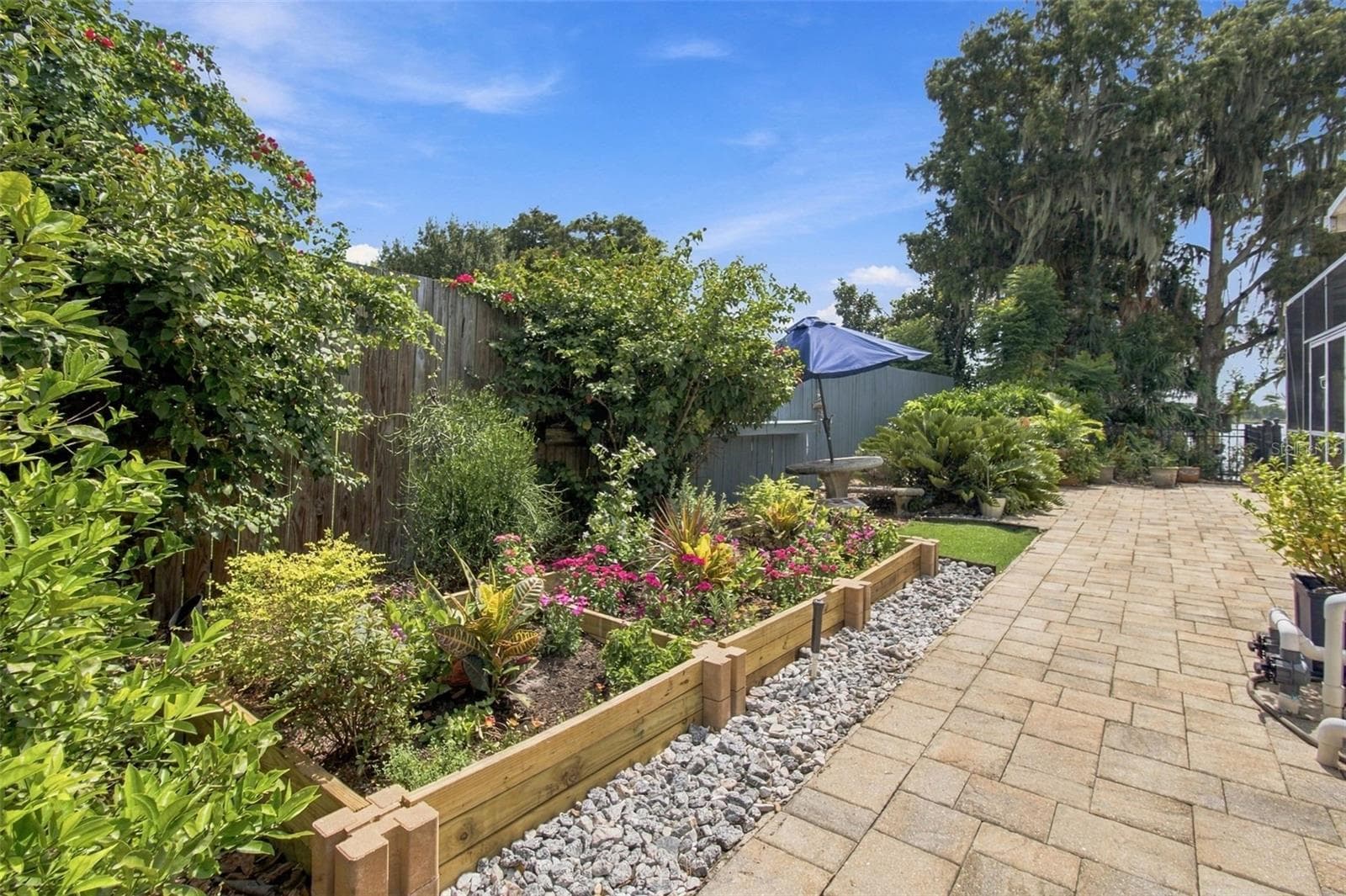 Side garden/dog run - 1921 MANOR CIR SE, WINTER HAVEN