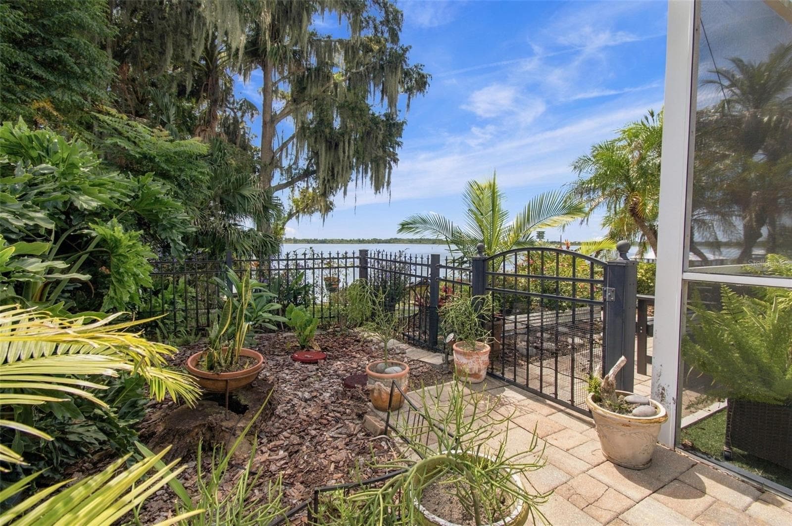 Side garden/dog run - Mature landscape - 1921 MANOR CIR SE, WINTER HAVEN
