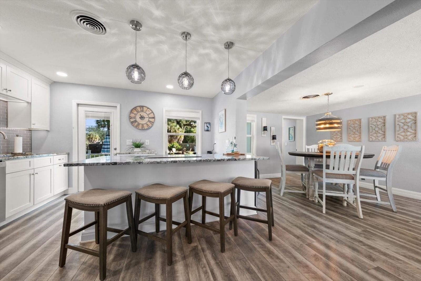 Open concept with a touch of coziness! - 2534 BAYSIDE DR S, ST PETERSBURG