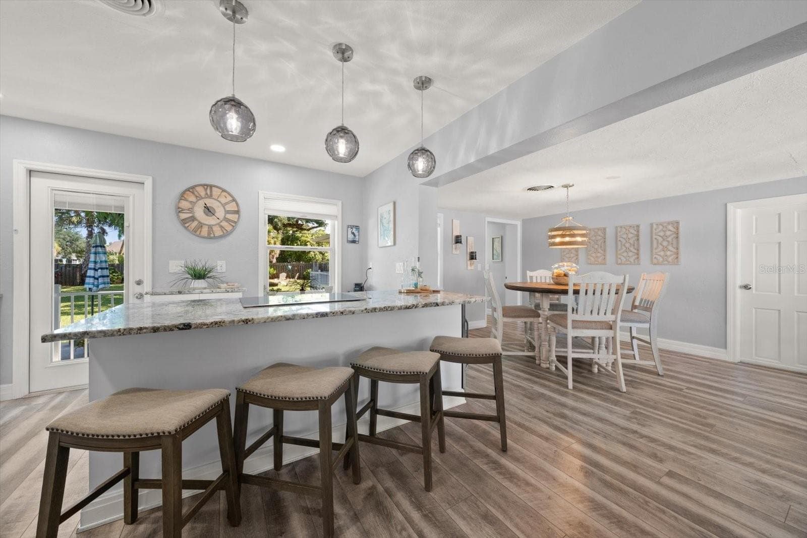 Great space to entertain - 2534 BAYSIDE DR S, ST PETERSBURG