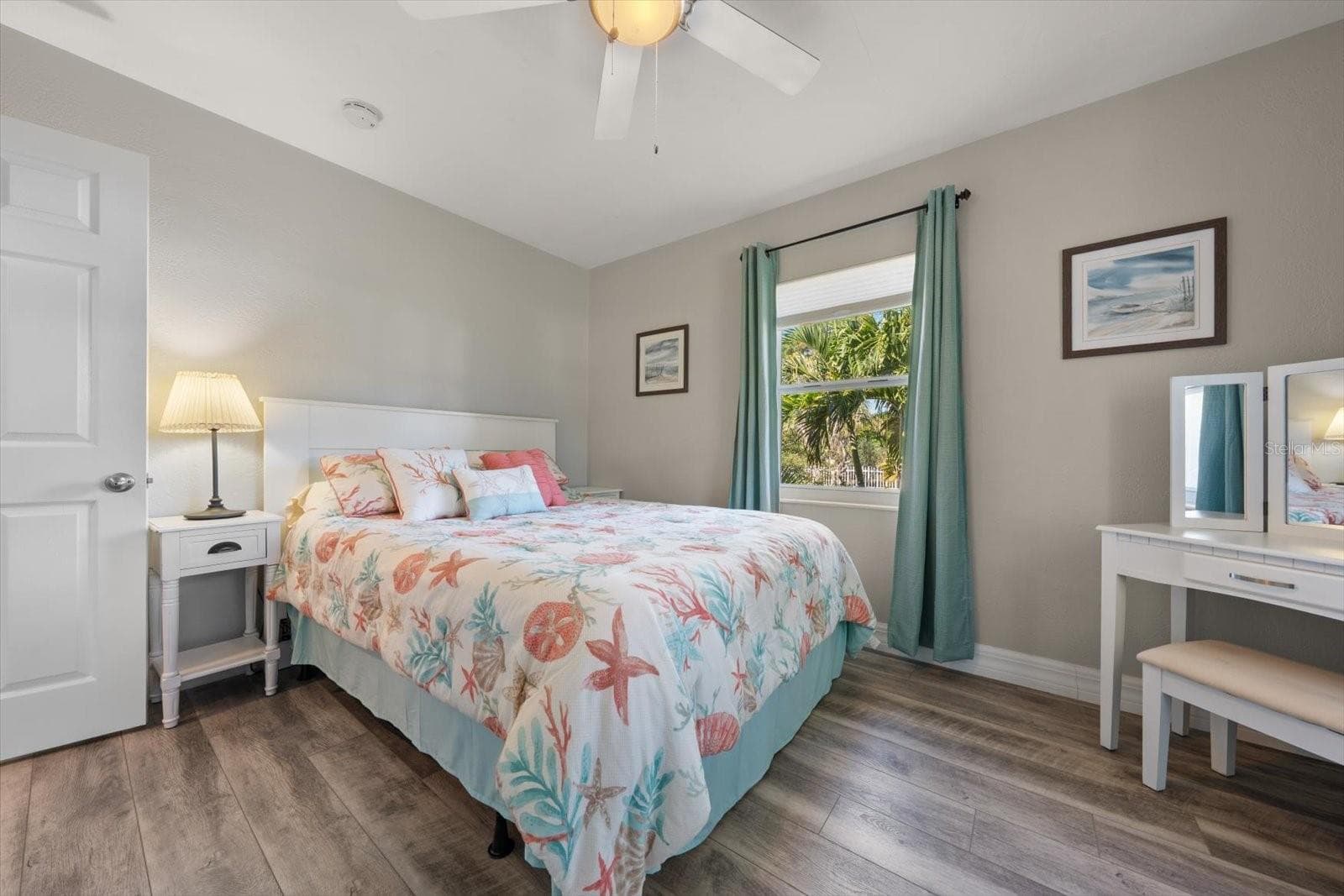 Guest bedroom overlooks backyard - 2534 BAYSIDE DR S, ST PETERSBURG