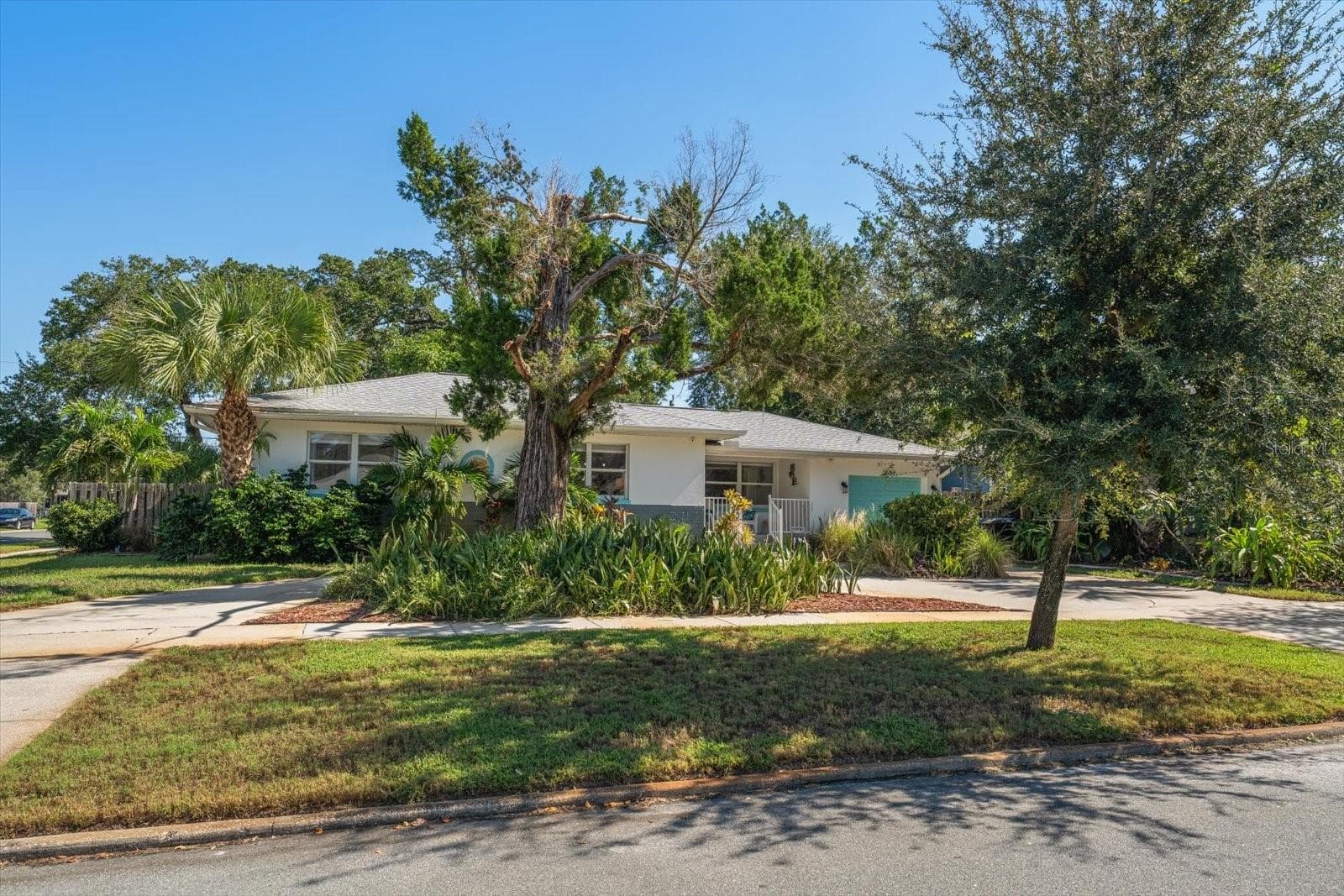 Single Family Residence at 2534 BAYSIDE DR S, ST PETERSBURG, photo 32 of 45