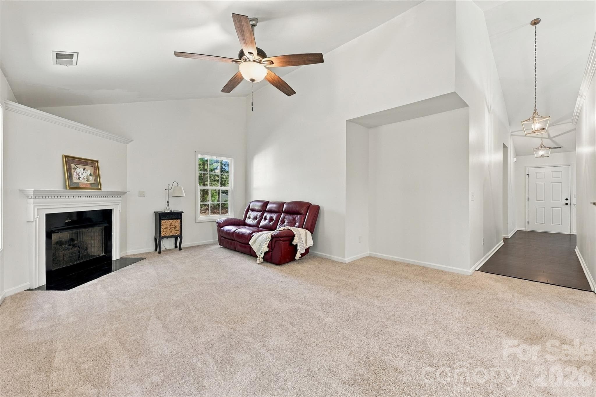 Great room with vaulted ceiling - 123 Sherham Way, Rock Hill