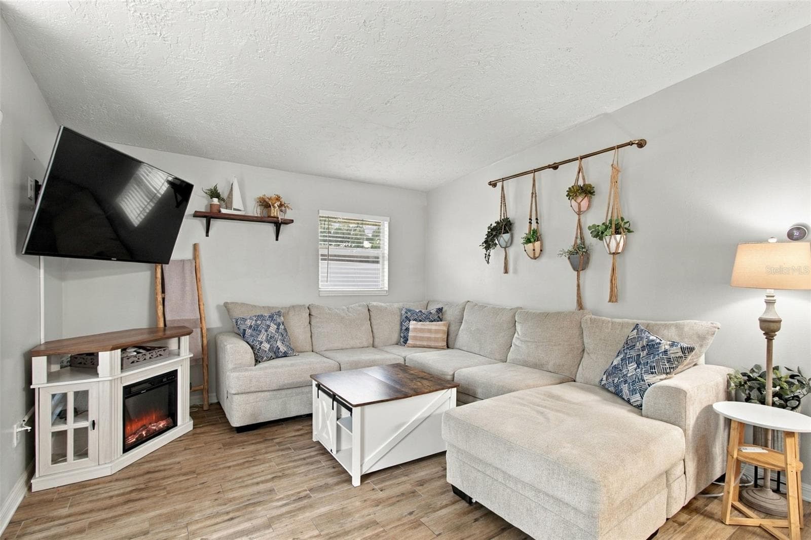 Living Room - 3306 NAKORA DR, TAMPA