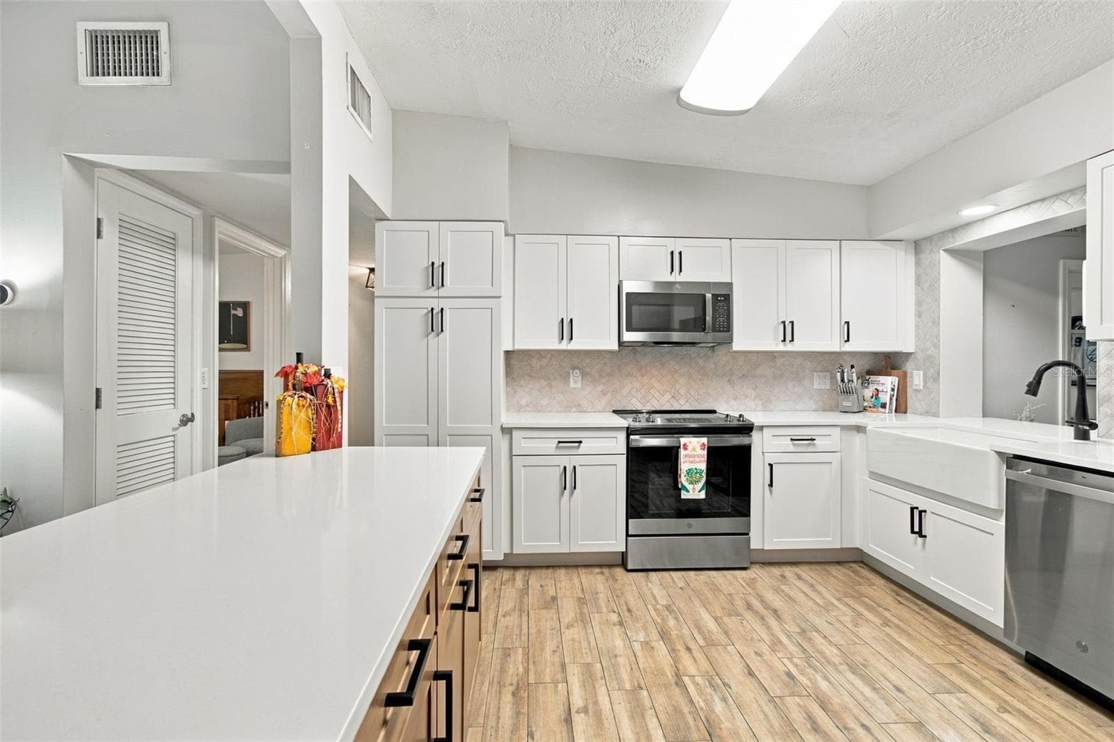 Kitchen - 3306 NAKORA DR, TAMPA