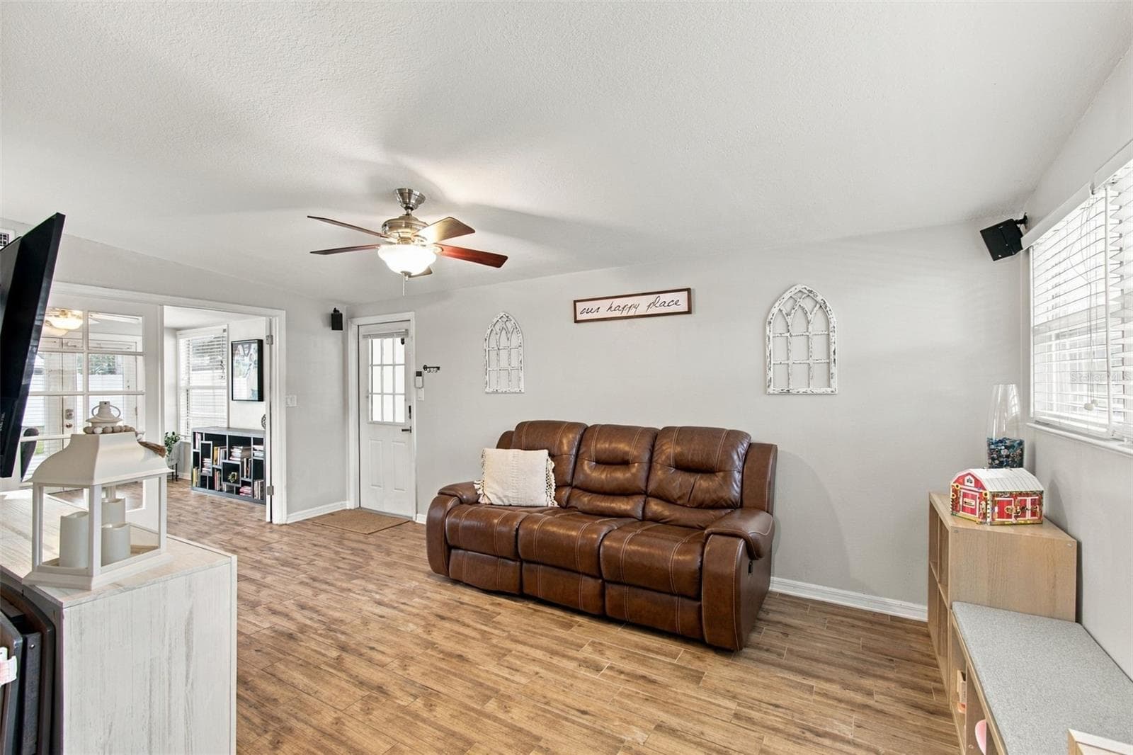 Family Room - 3306 NAKORA DR, TAMPA