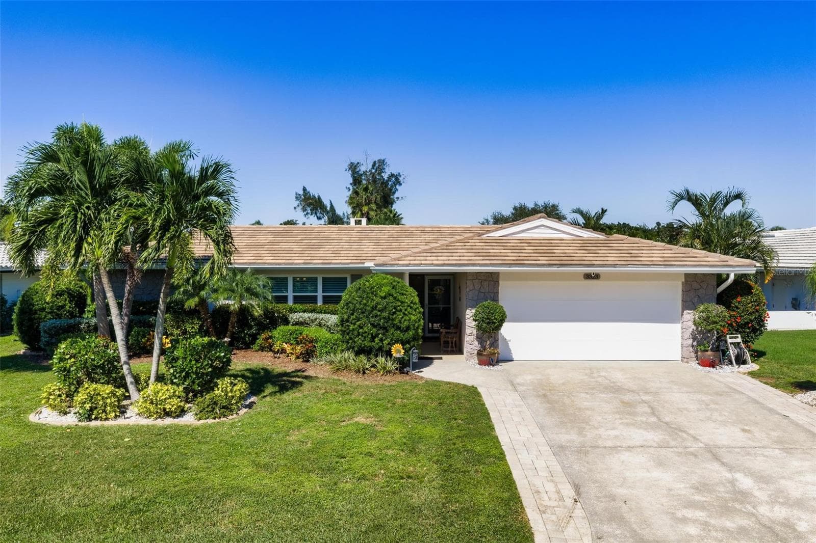 Single Family Residence at 3323 SPRING MILL CIR, SARASOTA, photo 3 of 44