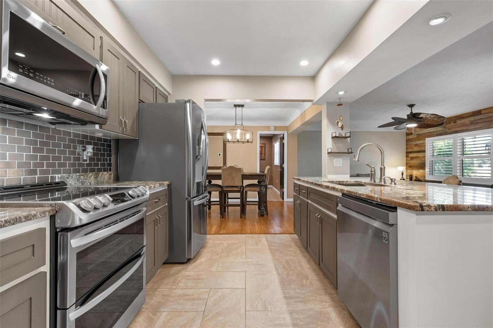 Single Family Residence at 3323 SPRING MILL CIR, SARASOTA, photo 16 of 44