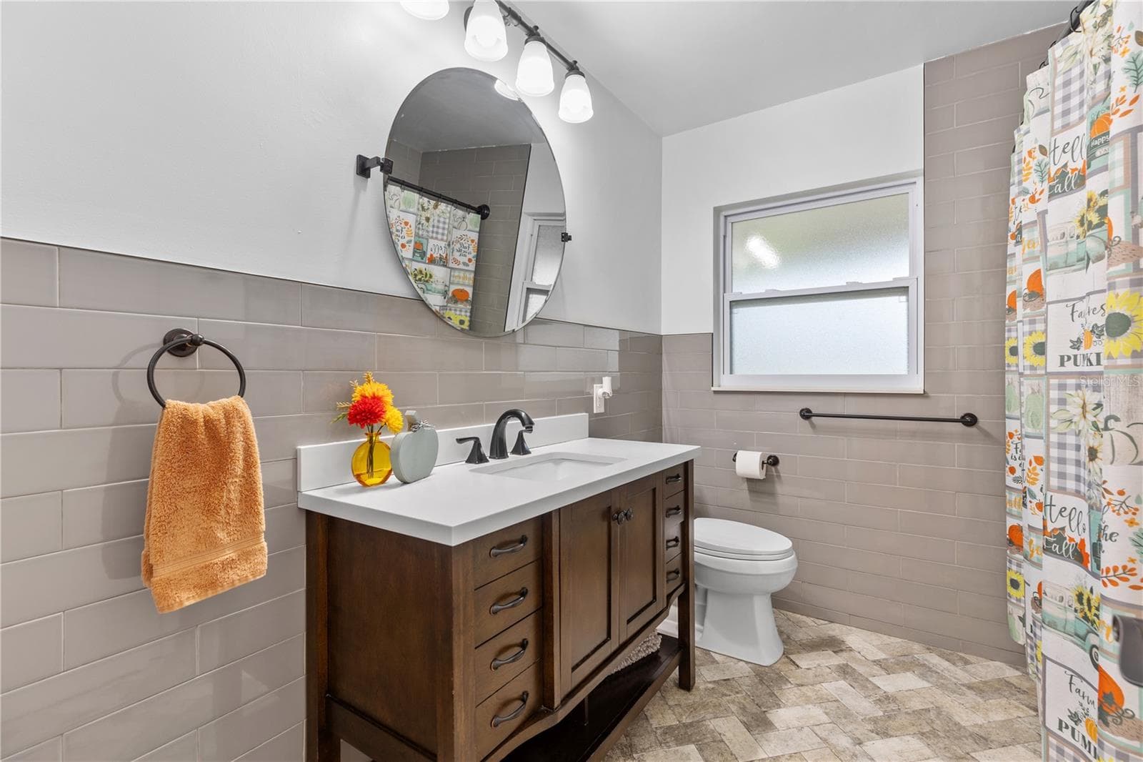Guest Bath - 1324 WHITACRE DR, CLEARWATER