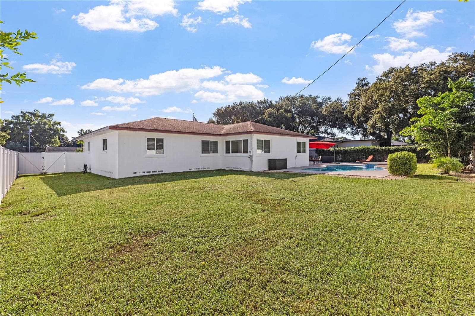 Backyard one side - 1324 WHITACRE DR, CLEARWATER