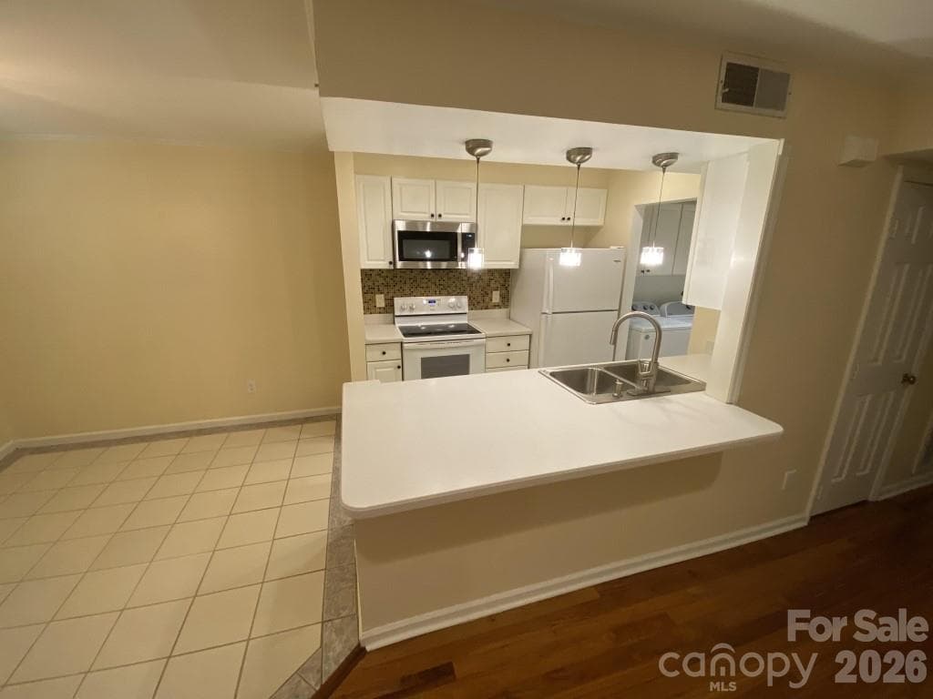 Condominium at 11013 Running Ridge Road, Charlotte, photo 3 of 12