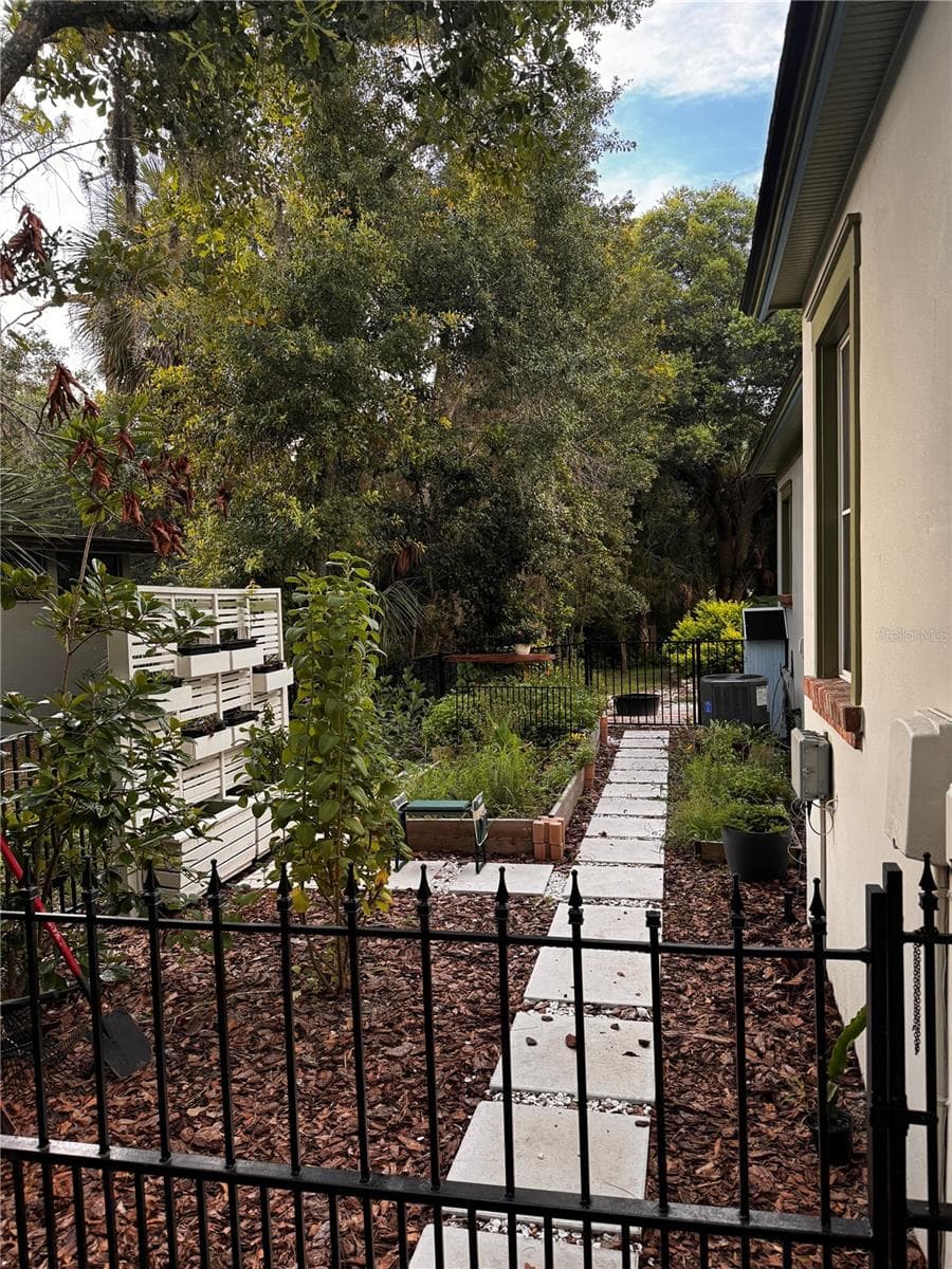 garden and garden structure - 5903 RIVER FOREST CIR, BRADENTON
