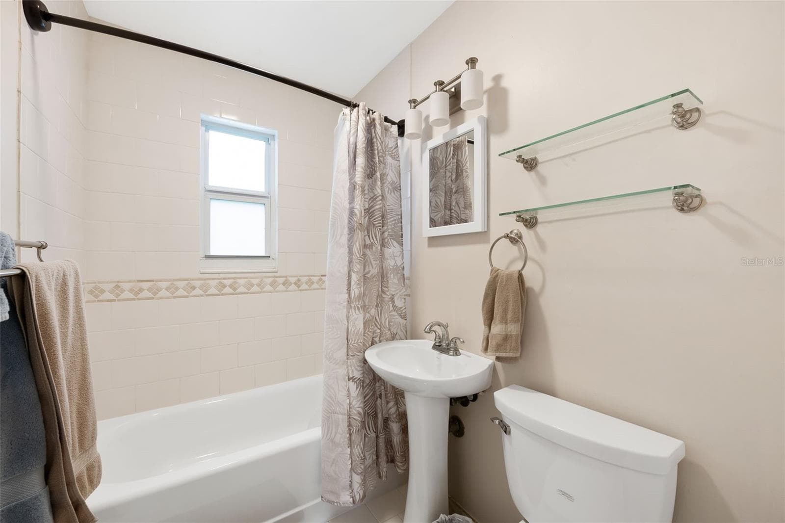 Guest Restroom - 5287 NE 14TH TER, POMPANO BEACH