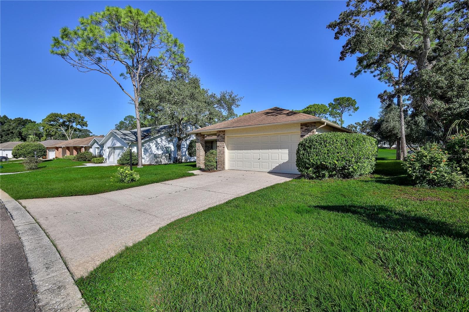Single Family Residence at 7103 CROWN OAKS DR, SPRING HILL, photo 3 of 75