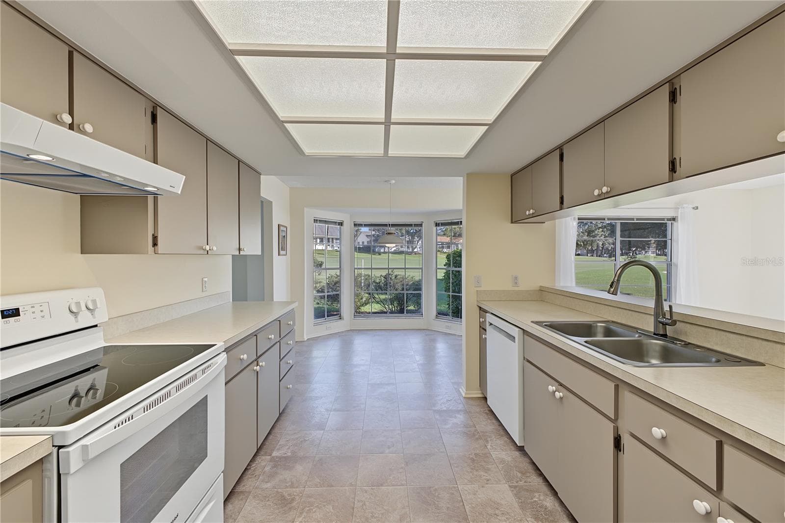Single Family Residence at 7103 CROWN OAKS DR, SPRING HILL, photo 17 of 75