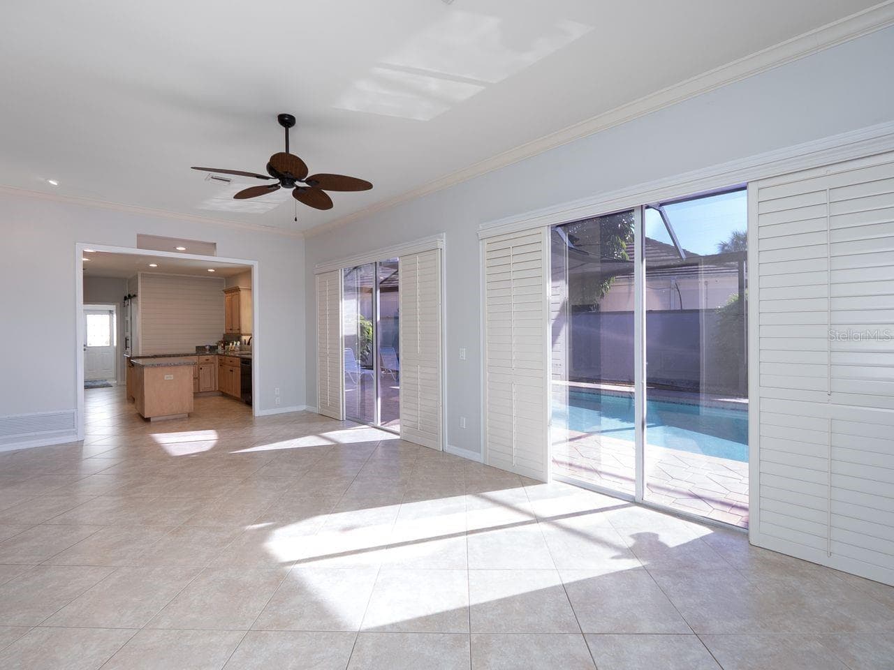 Family room looking into kitchen - 71 CAYMAN ISLES BLVD, ENGLEWOOD