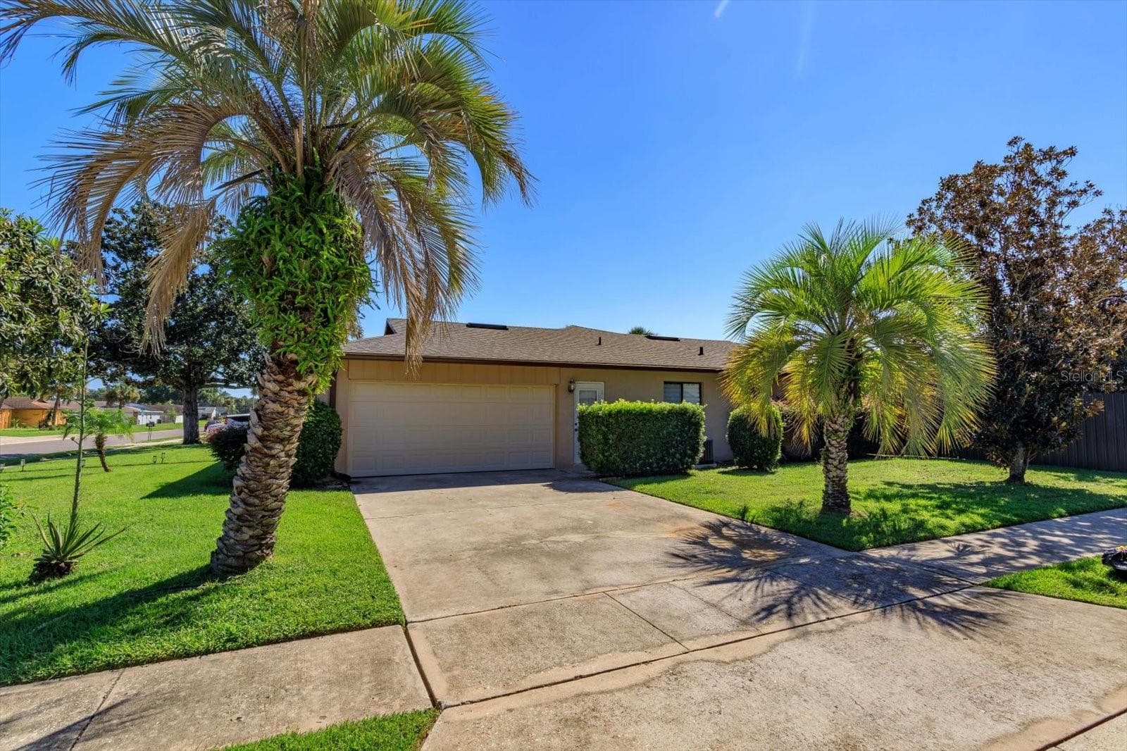 Side-loading driveway and garage - 1931 ASTER DR, WINTER PARK