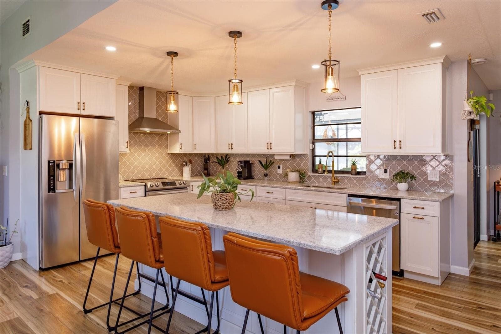 Beautifully renovated kitchen with shaker cabinets and quartz counters - 1931 ASTER DR, WINTER PARK