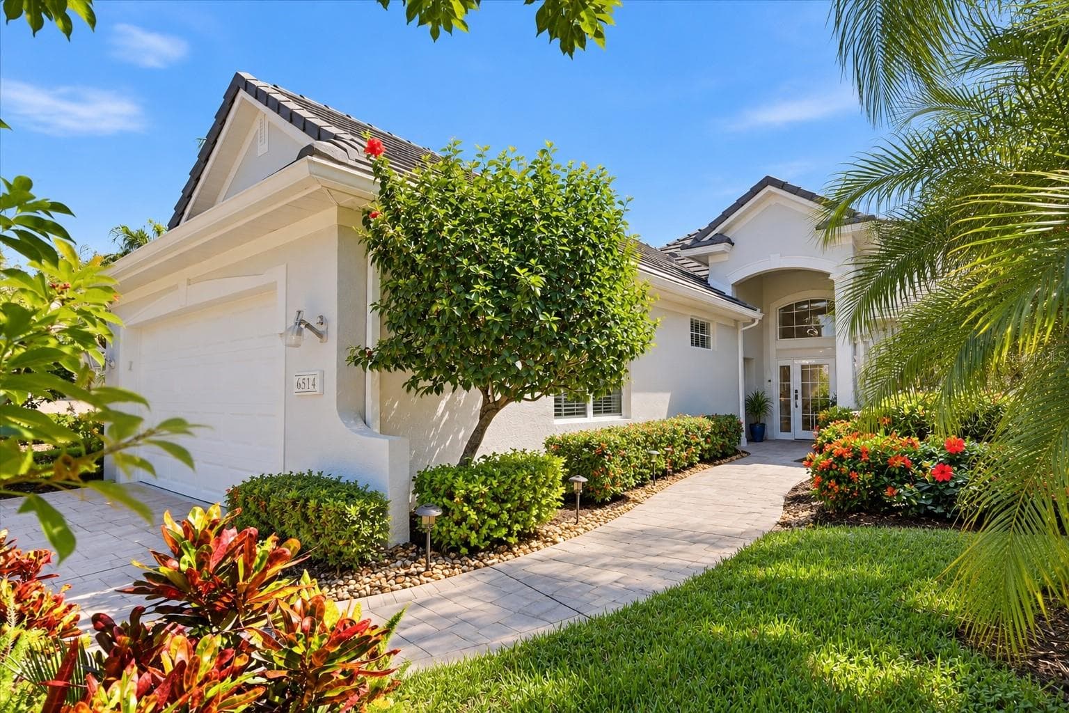 Single Family Residence at 6514 OAKLAND HILLS DR, LAKEWOOD RANCH, photo 2 of 55