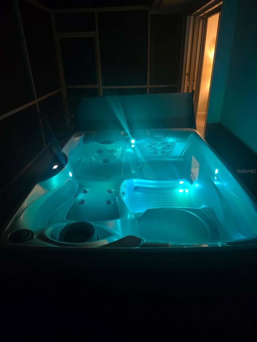 Hot Tub has multi color lights - 1010 MALIBU CT, VENICE