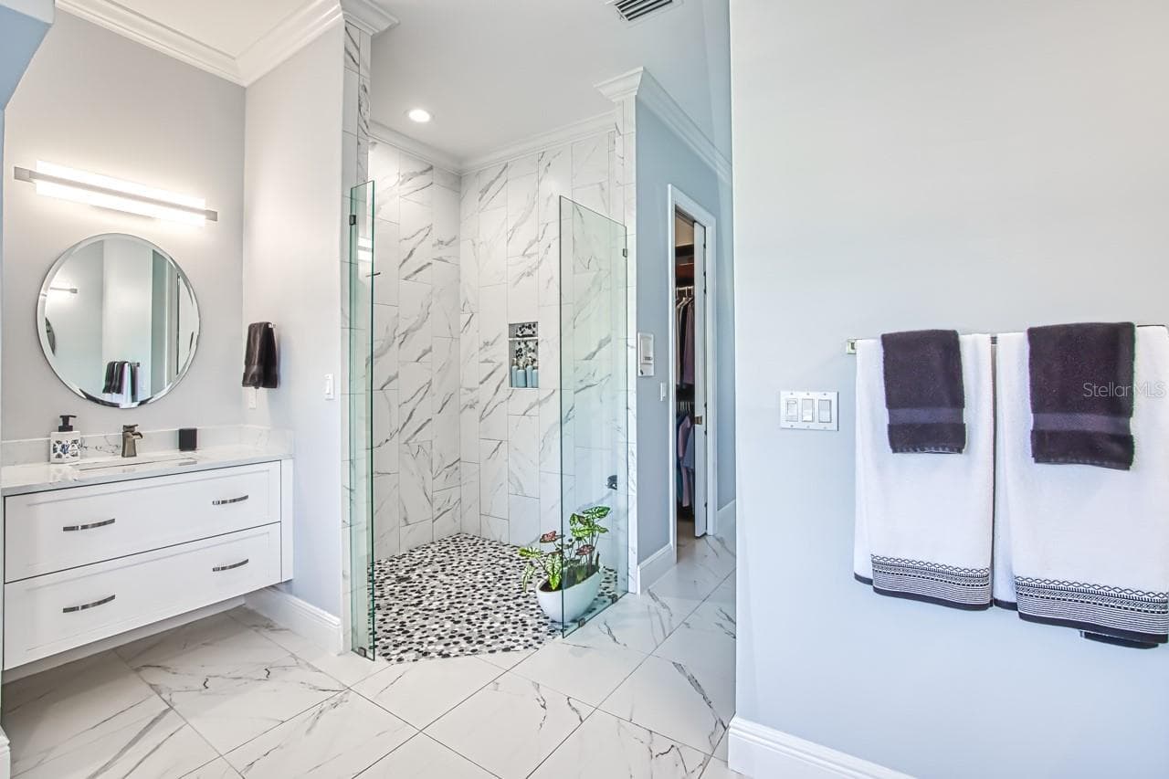 Walk in Shower - 8625 SOUTHWIND BAY CIR, FORT MYERS