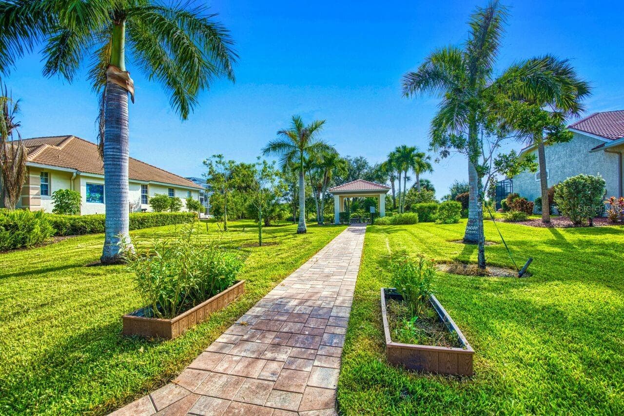 Community gathering area that backs up to the preserve - 8625 SOUTHWIND BAY CIR, FORT MYERS