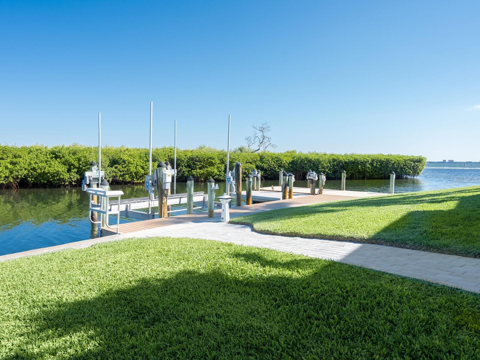 Single Family Residence at 560 HARBOR POINT RD, LONGBOAT KEY, photo 52 of 71