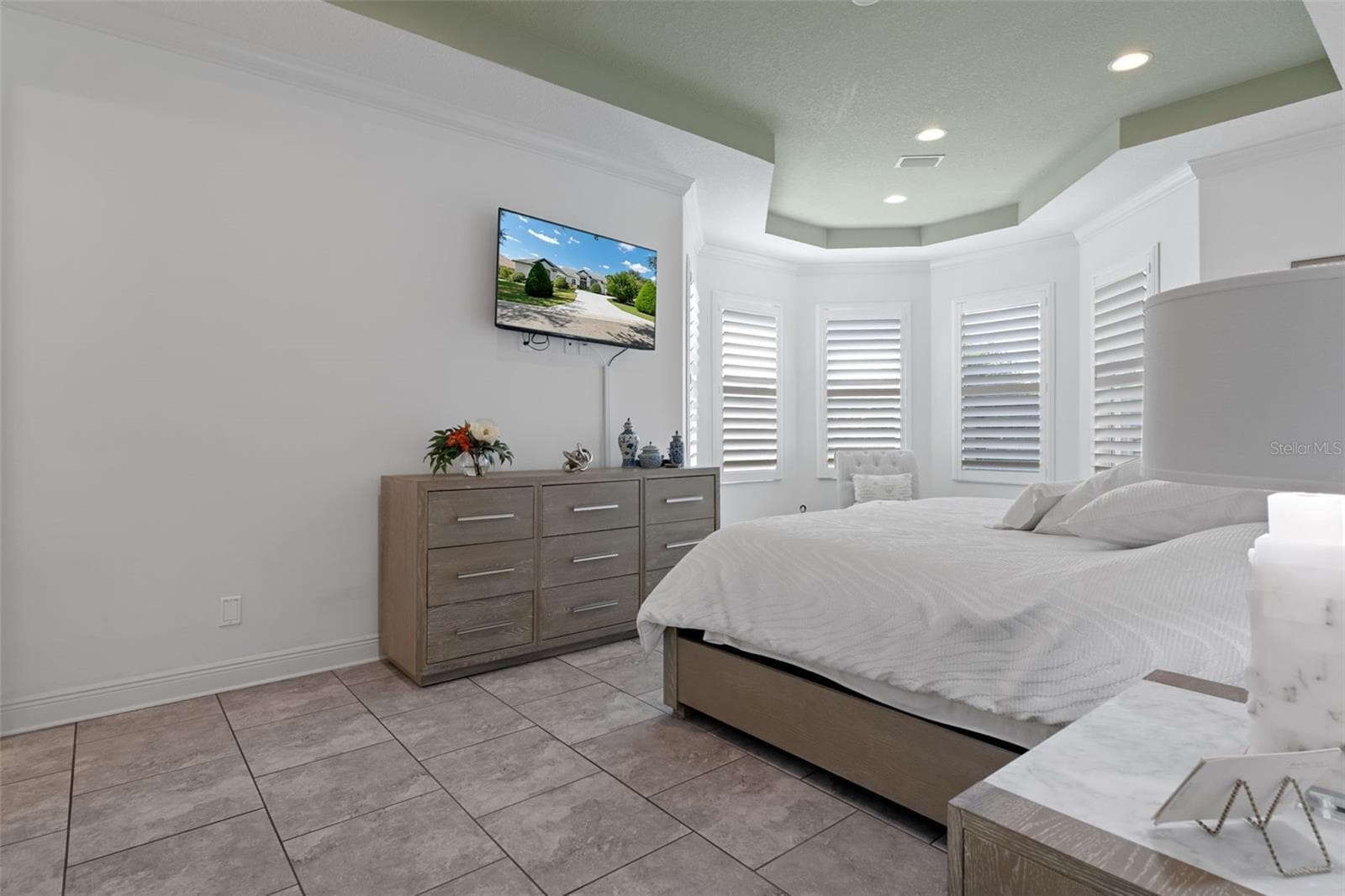 primary bedroom with sitting area - 224 S PALADINN CIR, INVERNESS